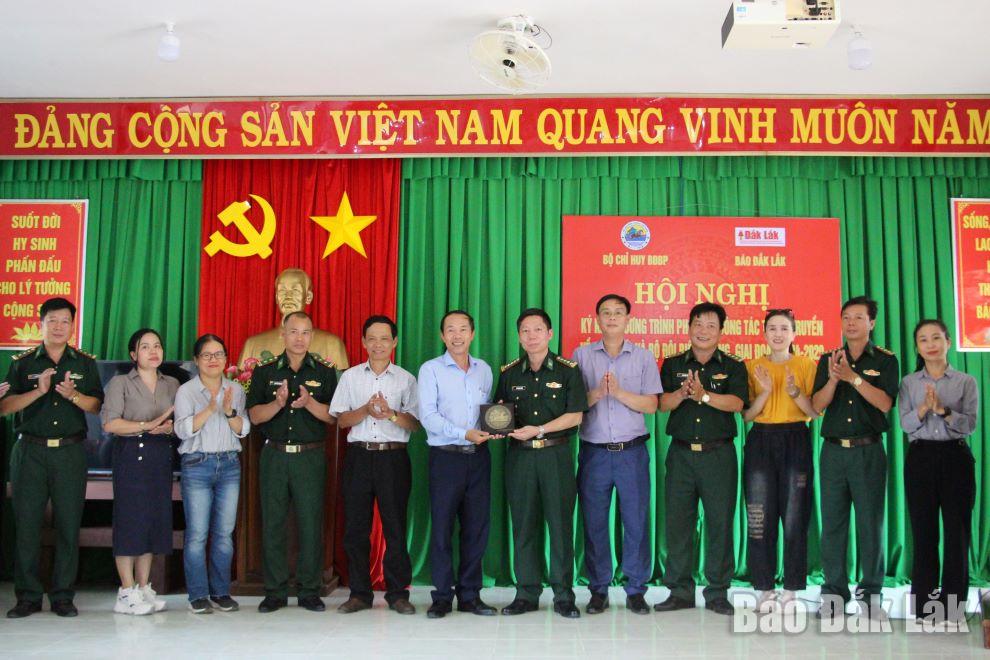 Đại tá Đỗ Quang Thấm, Chính ủy Bộ đội Biên phòng tỉnh trao quà lưu niệm tặng lãnh đạo, cán bộ, phóng viên Báo Đắk Lắk.