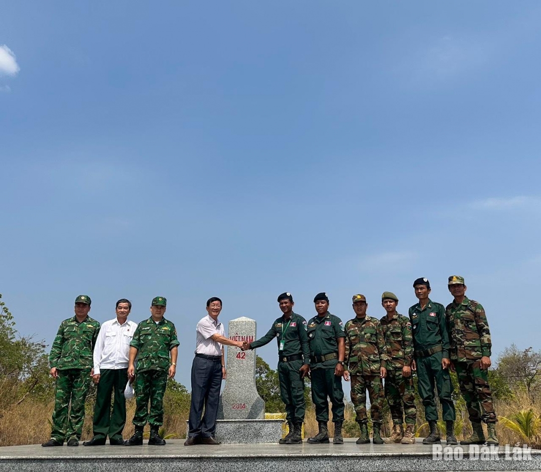 Đoàn công tác gặp gỡ, thăm hỏi cán bộ, chiến sĩ Đồn Cảnh sát bảo vệ biên giới Ôrô và Trung đội 2 (Campuchia)