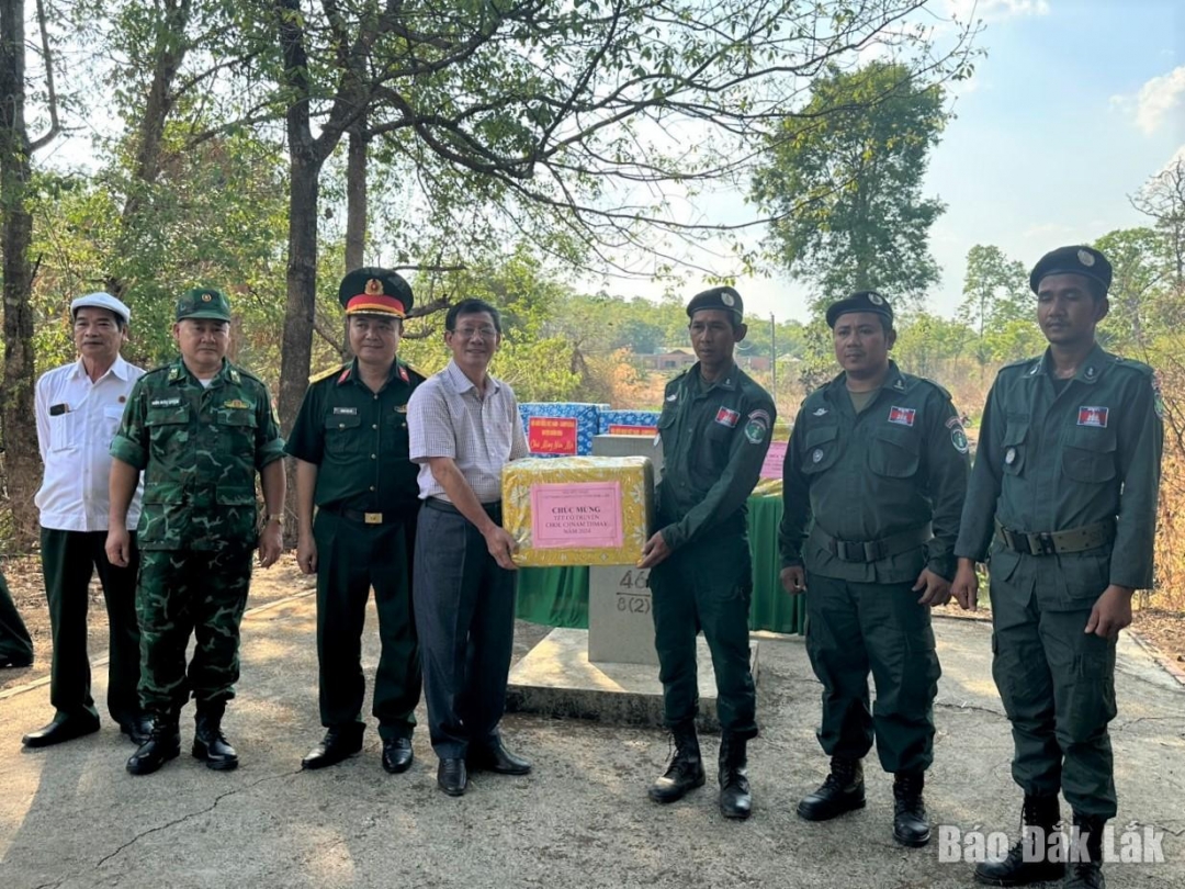 Đoàn công tác thăm, tặng quà cán bộ, chiến sĩ Đồn Cảnh sát Cô Bal Đom Rây (Vương quốc Campuchia).