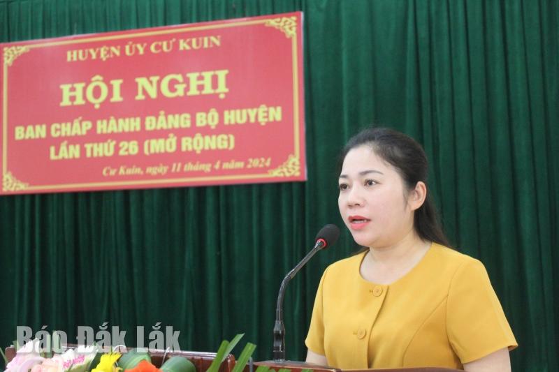 Tỉnh ủy viên, Bí thư Huyện ủy Cư Kuin Phúc Bình Niê Kđăm phát biểu tại hội nghị.