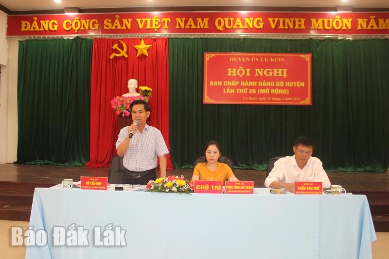 Phó Bí thư Huyện ủy, Chủ tịch UBND huyện Cư Kuin Võ Tấn Huy điều hành các nội dung thảo luận.