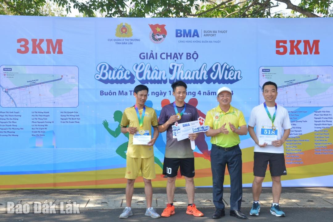 Cục trưởng Cục Quản lý thị trường tỉnh Mai Mạnh Toàn trao thưởng cho các vận động viên nam.
