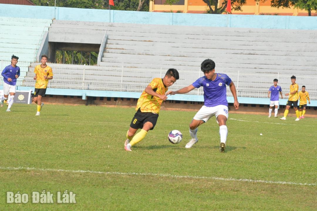 Một pha bóng của cầu thủ số 6 Đinh Xuân Dương của Câu lạc bộ Bóng đá Đắk Lắk trong trận đấu gặp Trẻ Hà Nội