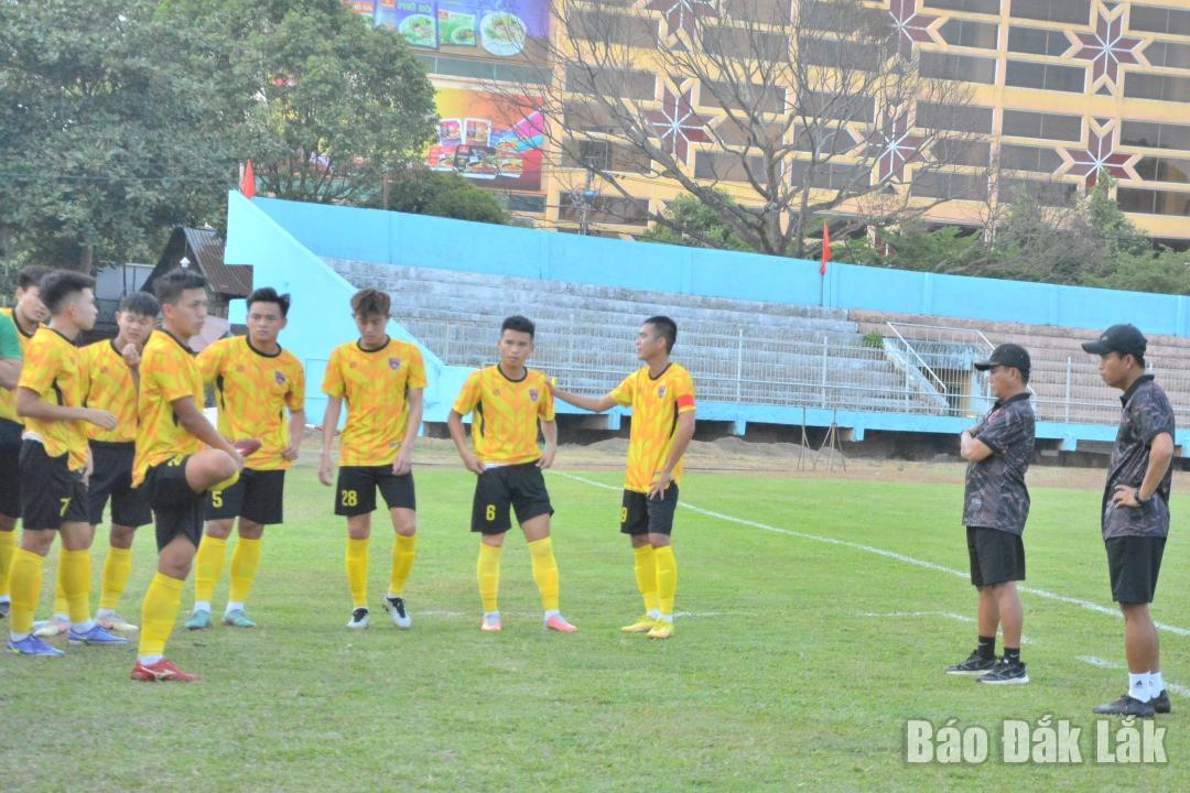 Thầy trò Huấn luyện viên Trần Phi Ái hội ý chiến thuật trước trận đấu.