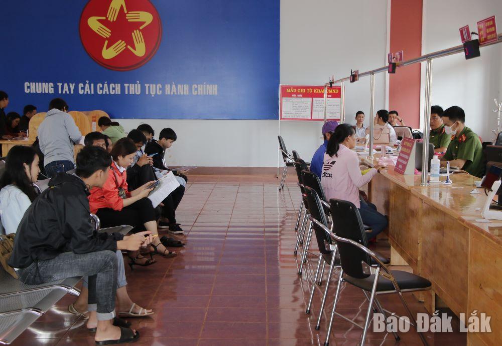 Người dân đến Bộ phận Một cửa của huyện Krông Năng giải quyết thủ tục hành chính. (ảnh minh họa)