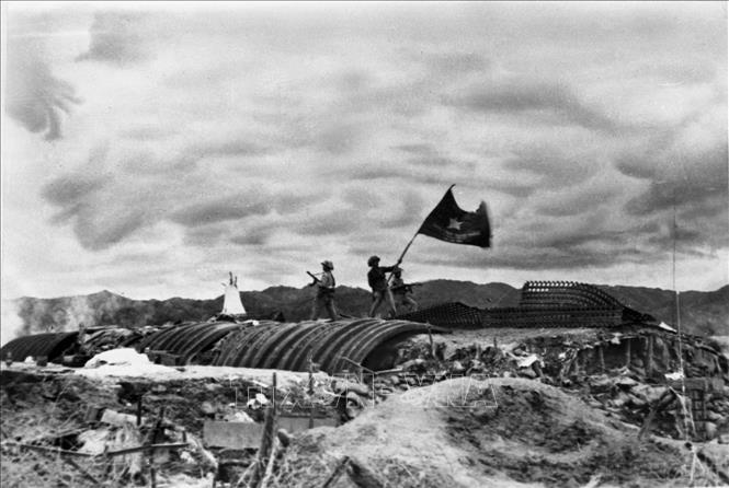 Ngày 7/5/1954, chiến dịch lịch sử Điện Biên Phủ kết thúc thắng lợi, toàn bộ tập đoàn cứ điểm của địch ở Điện Biên Phủ đã bị quân ta tiêu diệt, lá cờ Quyết chiến quyết thắng đang phấp phới bay trên nóc hầm Tướng De Castries. Ảnh: Tư liệu TTXVN