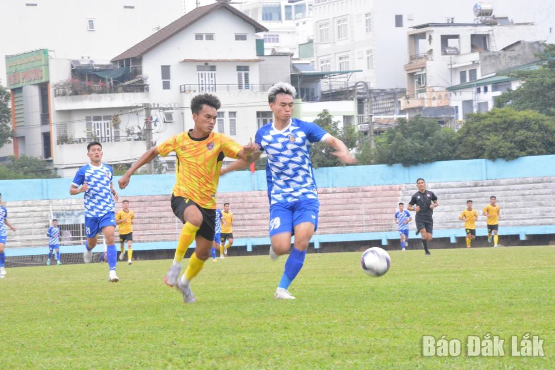 Chân sút Đoàn Cao Danh (áo vàng) cùng các đồng đội Đắk Lắk chưa thể cải thiện vị trí sau trận thua 0 -2 trước Bắc Ninh