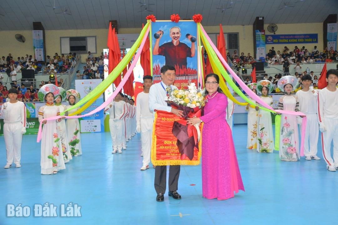 Thứ trưởng Bộ Giáo dục và Đào tạo Nguyễn Thị Kim Chi trao Cờ tặng chủ nhà đăng cai. 