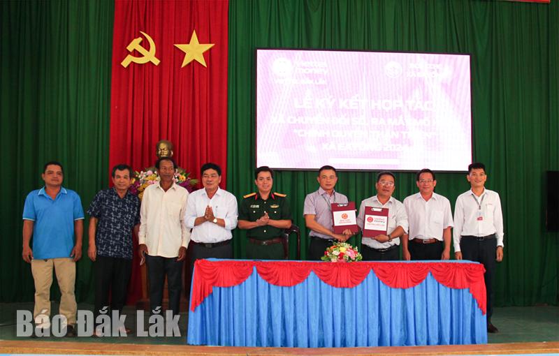 UBND xã Ea Yông và Viettel Đắk Lắk ký kết phối hợp thực hiện mô hình Chính quyền thân thiện.
