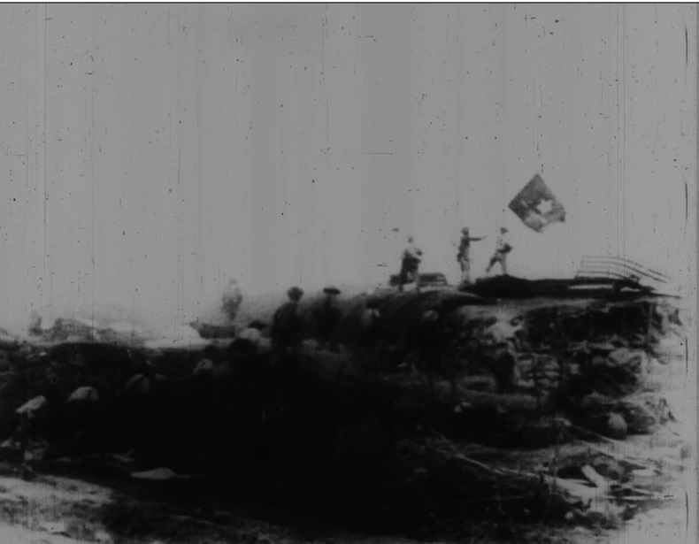 Lá cờ Quyết chiến Quyết thắng trên nóc hầm De Castries - Hình ảnh trích trong bộ phim tài liệu Điện Biên Phủ (sản xuất 1954), được quay trực tiếp trên chiến trường. Nguồn: Cục Điện ảnh