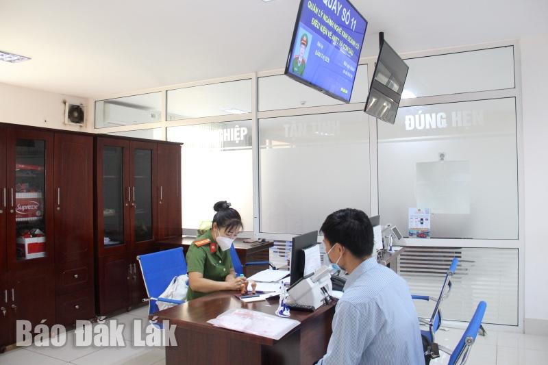 Tiếp nhận, giải quyết hồ sơ thủ tục hành chính cho người dân tại Trung tâm Phục vụ hành chính công tỉnh.