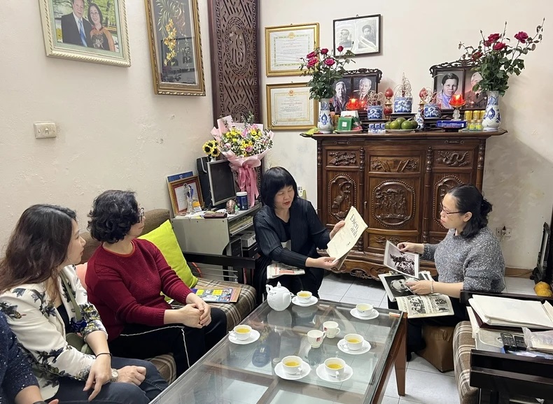 Bà Nguyễn Thị Thu Hà cùng các cán bộ Viện Phim Việt Nam đến làm việc tại nhà Đạo diễn, NSƯT Tiến Lợi. Nguồn: Cục Điện ảnh