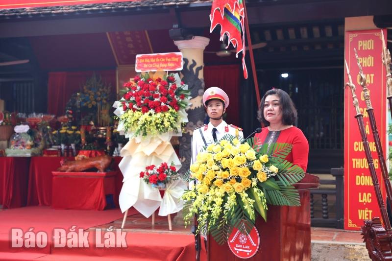 Phó Chủ tịch UBND tỉnh HYim Kđoh báo công lên các Vua Hùng về những thành tựu của Đảng bộ, chính quyền và nhân dân các dân tộc trên địa bàn tỉnh đạt được trong thời gian qua.