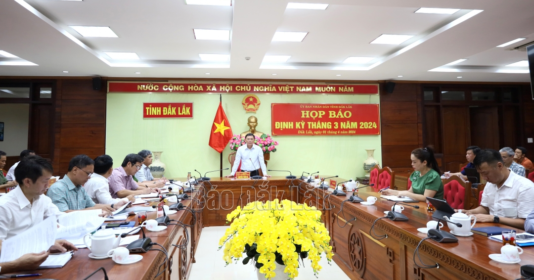 Phó Chủ tịch Thường trực UBND tỉnh Nguyễn Tuấn Hà phát biểu tại buổi họp báo. 