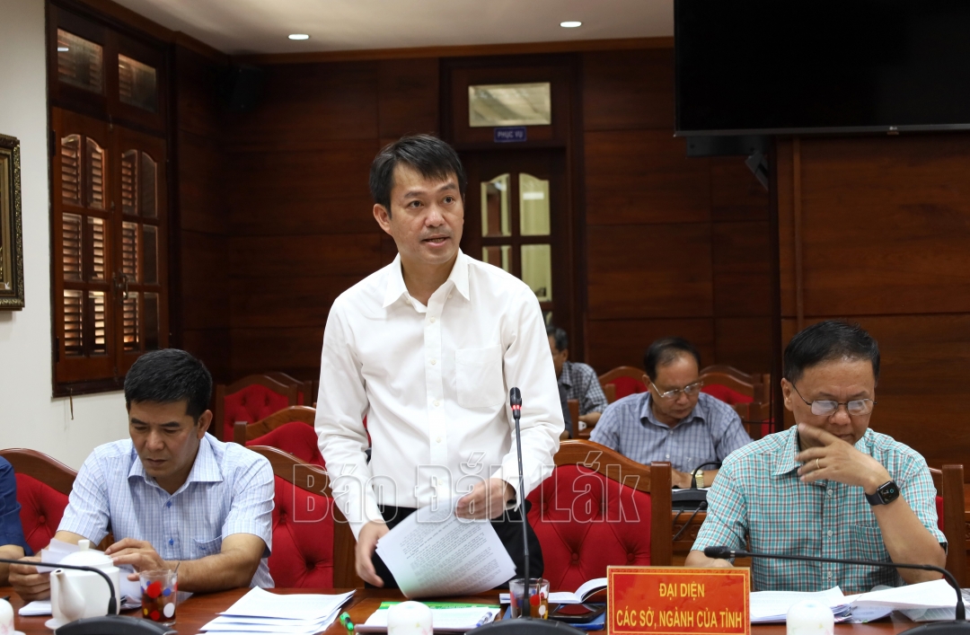 Phó Giám đốc Sở NN-PTNT Nguyễn Minh Chí trả lời các cơ quan báo chí.