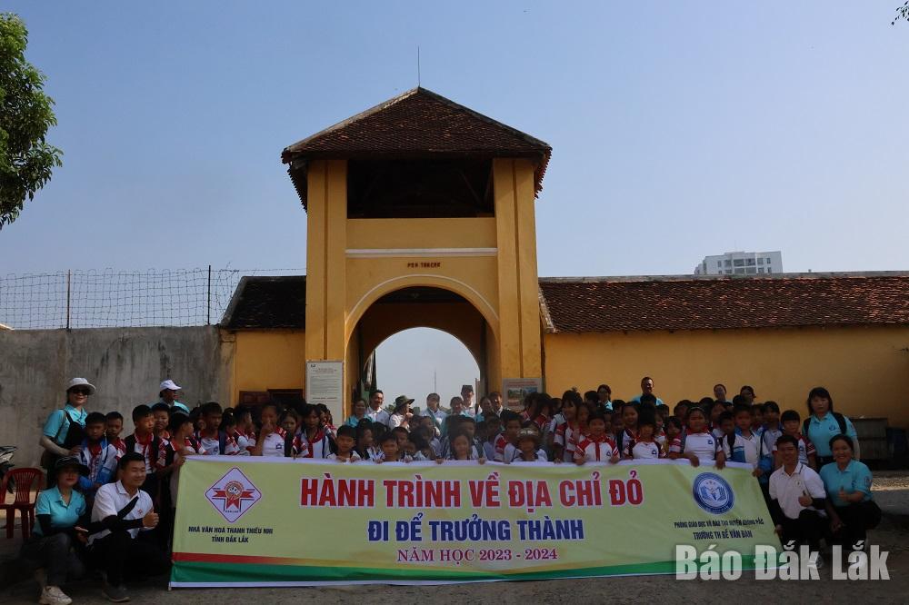 Các em học sinh chụp hình lưu niệm tại Di tích quốc gia đặc biệt Nhà đày Buôn Ma Thuột