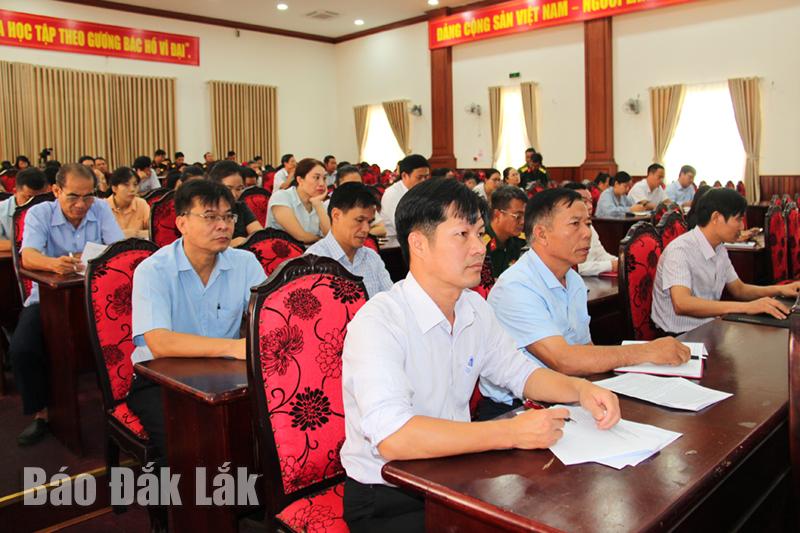 Cán bộ, đảng viên tham gia hội nghị tại Hội trường Huyện ủy.