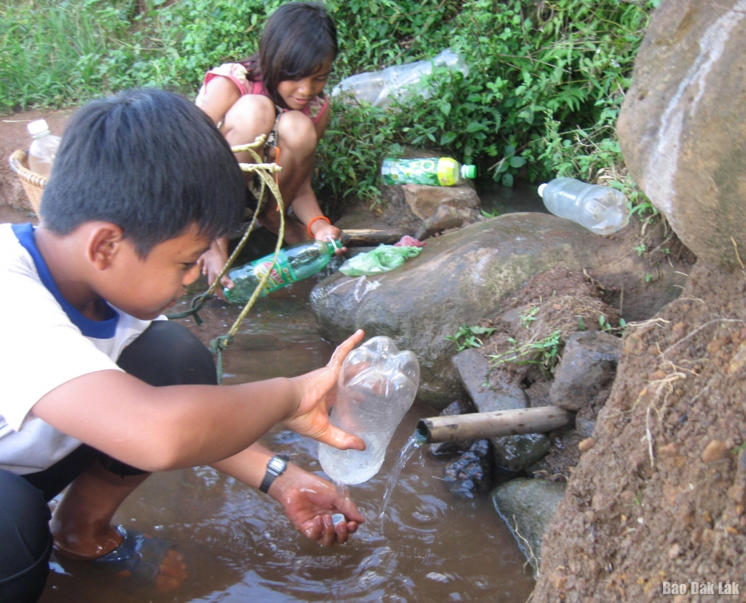 Các em nhỏ xã Ea Bar, huyện Buôn Đôn lấy nước tự nhiên về sinh hoạt