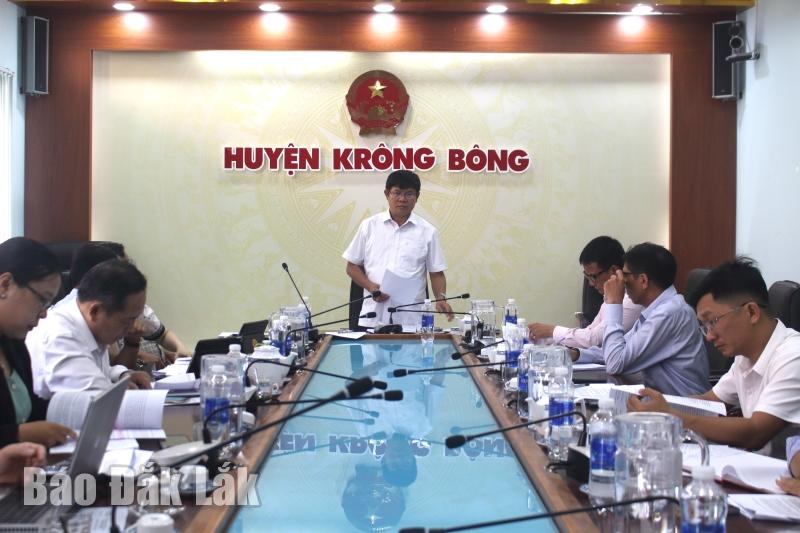 Trưởng Ban Dân tộc HĐND tỉnh, Trưởng đoàn giám sát Lê Văn Cường phát biểu kết luận buổi làm việc.