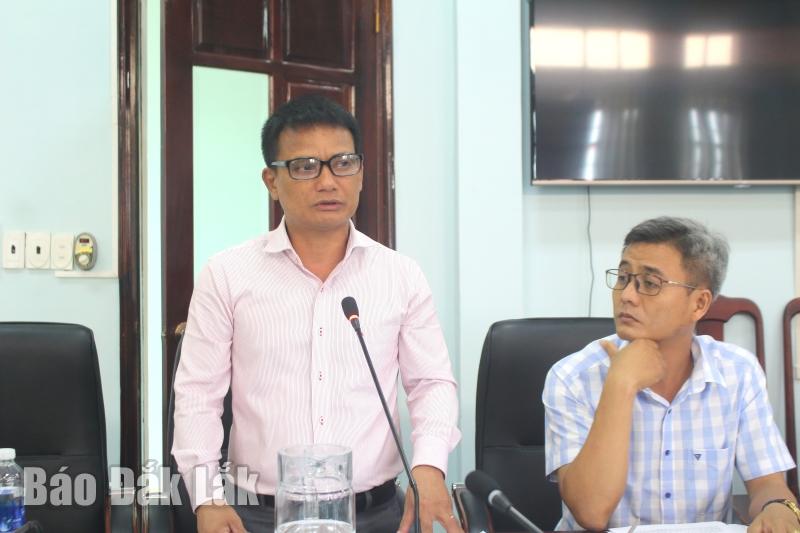 Phó Chủ tịch UBND huyện Krông Bông Y Thức Êban thông tin thêm một số nội dung về phát triển đội ngũ cán bộ, công chức, viên chức người DTTS trên địa bàn.