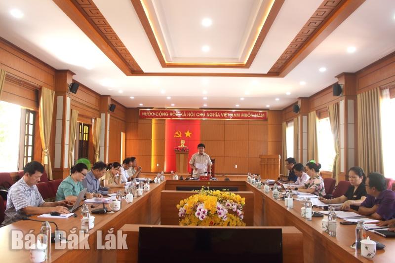 Trưởng Ban Dân tộc HĐND tỉnh, Trưởng đoàn giám sát số 17 Lê Văn Cường phát biểu kết luận buổi làm việc