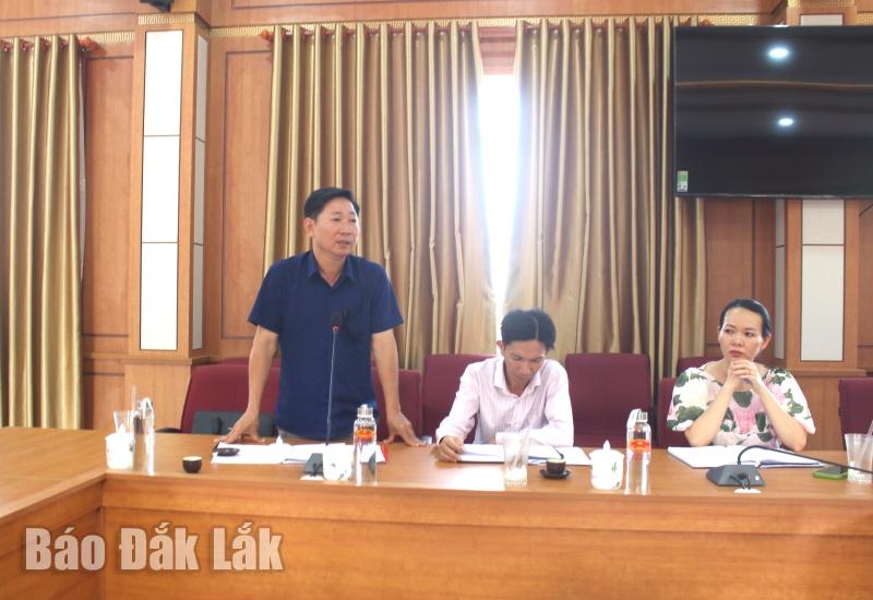 Phó Chủ tịch UBND huyện Ea H’leo Phạm Văn Khôi thông tin về tình hình phát triển đội ngũ cán bộ, công chức, viên chức người DTTS trên địa bàn huyện.