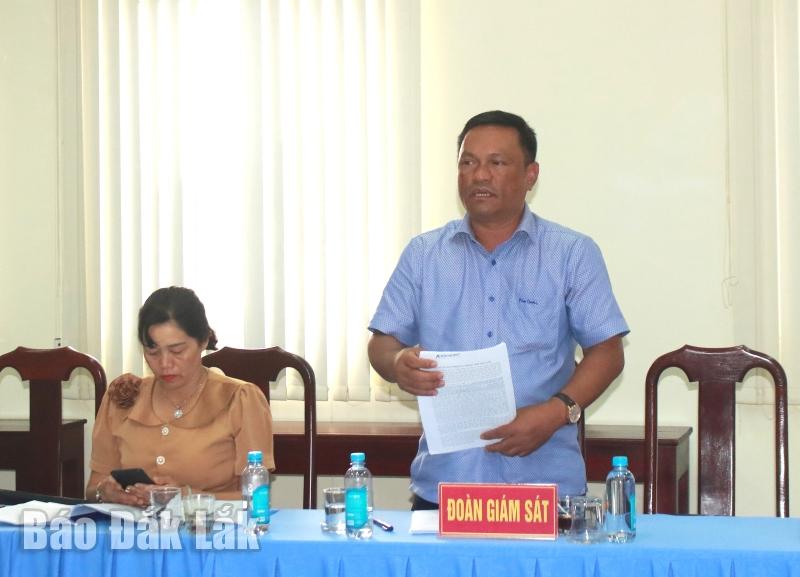 Chủ tịch UBND huyện Lắk, thành viên Đoàn giám sát đề nghị làm rõ thêm một số nội dung về phát triển đội ngũ cán bộ, công chức, viên chức DTTS.