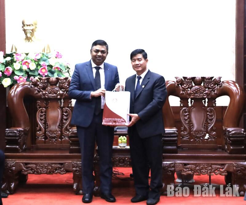 Phó Chủ tịch UBND tỉnh Nguyễn Thiên Văn tặng quà lưu niệm do ông Madan Mohan Sethi - Tổng Lãnh sự Ấn Độ tại TP. Hồ Chí Minh