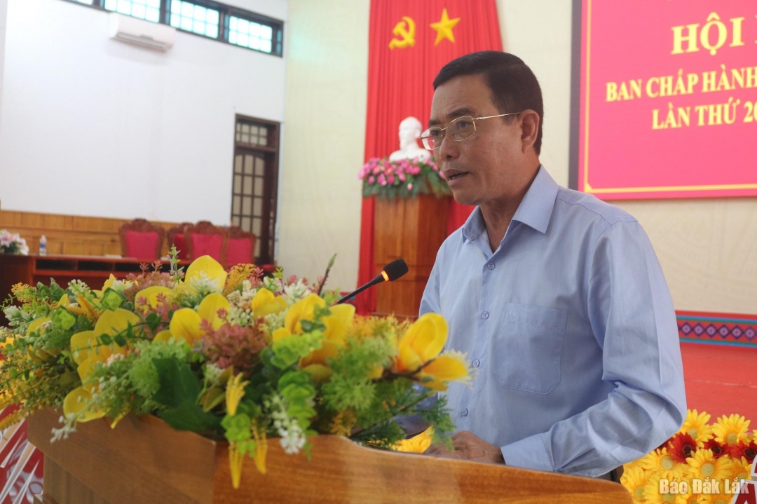 Phó Bí thư Huyện ủy, Chủ tịch UBND huyện Lê Văn Long báo cáo tình hình thực hiện nhiệm vụ chính trị quý I/2024.
