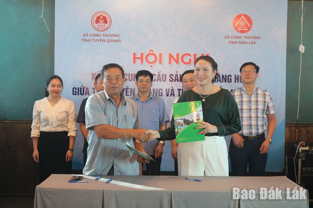 Đại diện doanh nghiệp hai tỉnh Đắk Lắk và Tuyên Quang ký kết biên bản ghi nhớ, hợp đồng tiêu thụ sản phẩm.