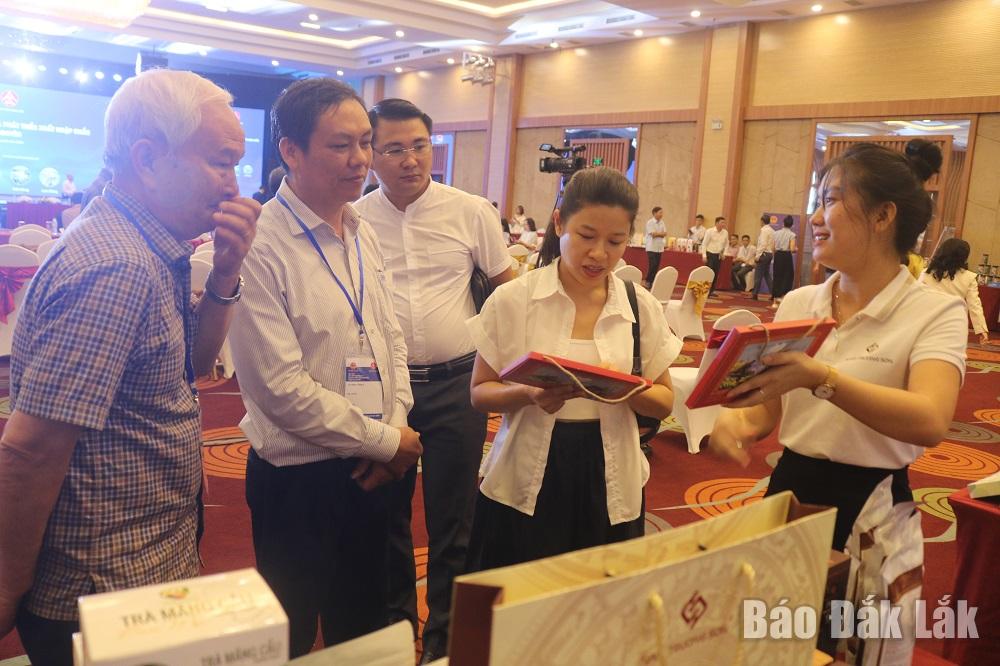 Doanh nghiệp các tỉnh Tây Nguyên tham gia trưng bày, giới thiệu sản phẩm tại hội nghị.