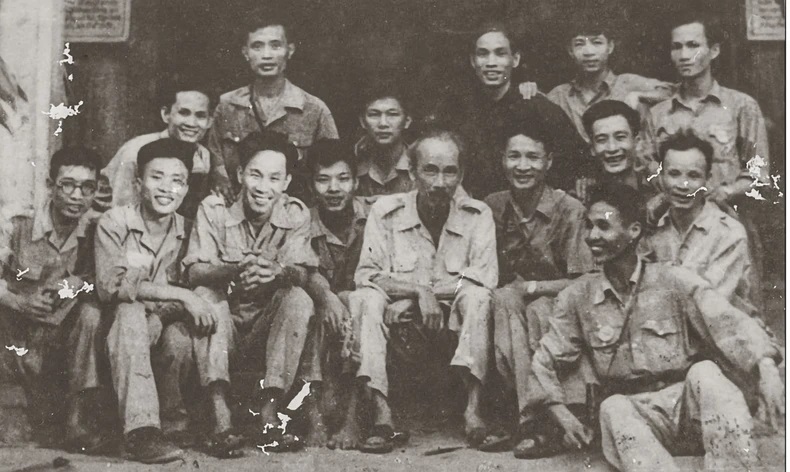 Chủ tịch Hồ Chí Minh cùng các cán bộ phòng Điện ảnh - Nhiếp ảnh phục vụ Đại hội Đại biểu toàn quốc lần thứ II của Đảng tại Chiến khu Việt Bắc - 1951. (Nguổn: Cục Điện ảnh