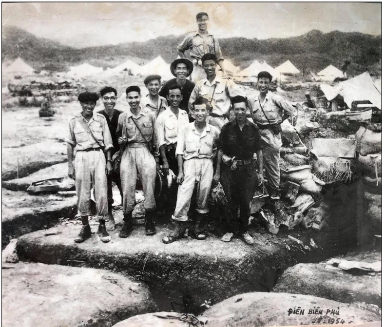 Đoàn làm phim tài liệu và nhiếp ảnh tham gia Chiến dịch Điện Biên Phủ - Những người chép sử Điện Biên bằng hình ảnh. Ảnh chụp ngày 8/5/1954. (Nguổn: Cục Điện ảnh