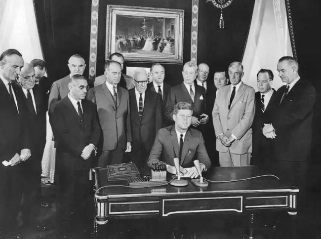 Tổng thống Mỹ John F. Kennedy phát biểu sau khi ký Hiệp ước Cấm thử hạt nhân ngày 7/10/1963 Ảnh: Thư viện Tổng thống John F. Kennedy