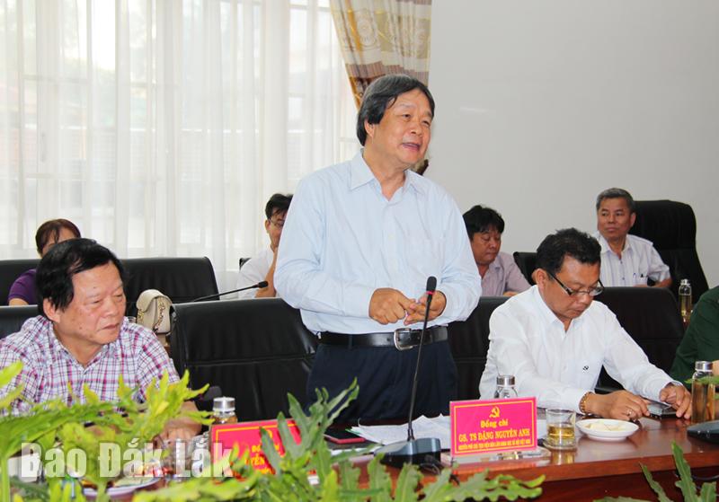 GS.TS Đặng Nguyên Anh, Nguyên Phó Chủ tịch Viện Hàn lâm Khoa học xã hội Việt Nam - Trưởng đoàn công tác phát biểu tại buổi làm việc.