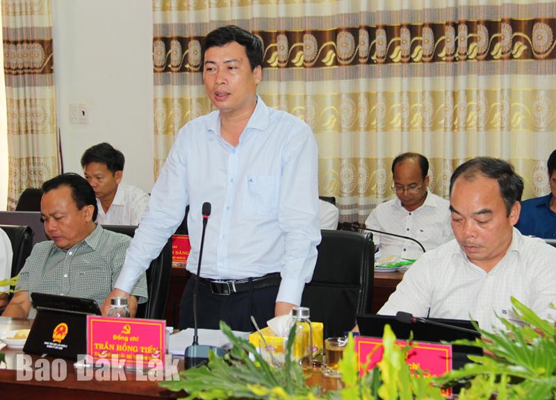 Bí thư Huyện ủy, Chủ tịch HĐND huyện Krông Pắc Trần Hồng Tiến hồi đáp một số nội dung câu hỏi của đoàn khảo sát.