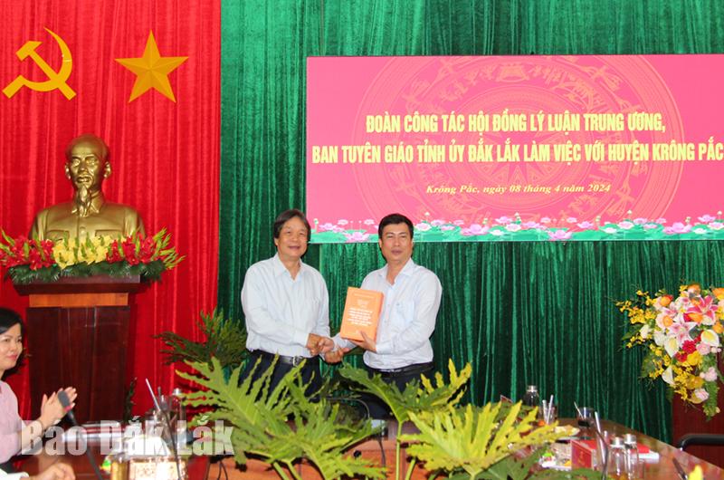 GS.TS Đặng Nguyên Anh, Nguyên Phó Chủ tịch Viện Hàn lâm Khoa học xã hội Việt Nam tặng bộ sách Niên giám Khoa học năm 2022 cho Huyện ủy Krông Pắc.