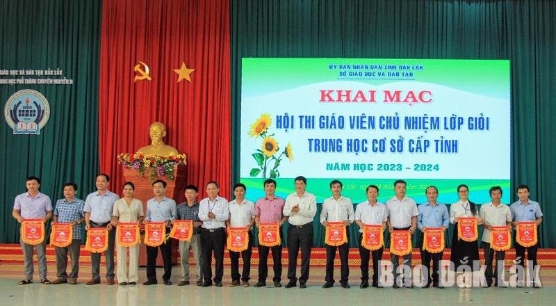 Ban tổ chức tặng cờ lưu niệm cho các đơn vị tham gia.