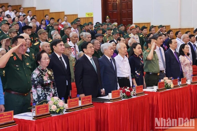 Thủ tướng Phạm Minh Chính và các đại biểu tại lễ chào cờ trong buổi gặp mặt. Ảnh: Nhân Dân