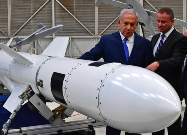 Thủ tướng Israel Netanyahu xem xét một tên lửa của nước này. Ảnh: SAWT BEIRUT