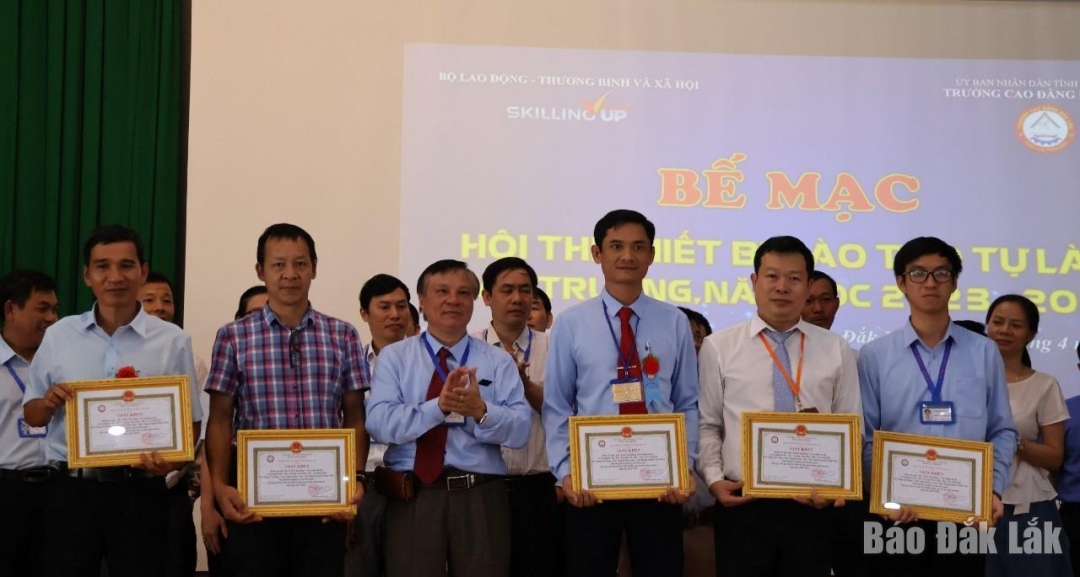 Hiệu trưởng Trường Cao đẳng Đắk Lắk Hoàng Minh Cương trao giải Nhì cho các tác giả đoạt giải