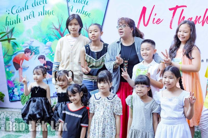 Nhà văn Niê Thanh Mai giao lưu cùng các độc giả nhỏ tuổi tại buổi ra mắt tập truyện Cánh diều hình nốt nhạc. Ảnh minh họa