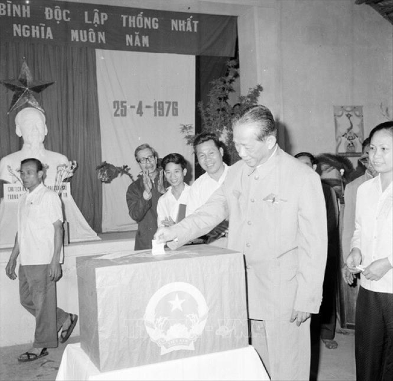 Bí thư thứ nhất Trung ương Đảng Lê Duẩn bỏ phiếu bầu Quốc hội khóa VI tại khu phố Ba Đình, Hà Nội. Ảnh tư liệu