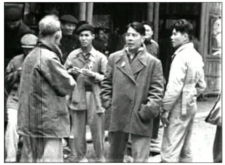 Chủ tịch Hồ Chí Minh dặn dò Tổ quay phim trước khi đi Chiến dịch. (Nguổn: Cục Điện ảnh)