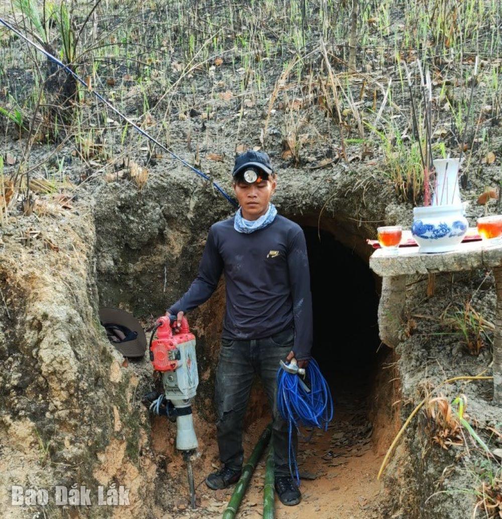 Một đối tượng với dụng cụ để đào đường hầm vào núi.