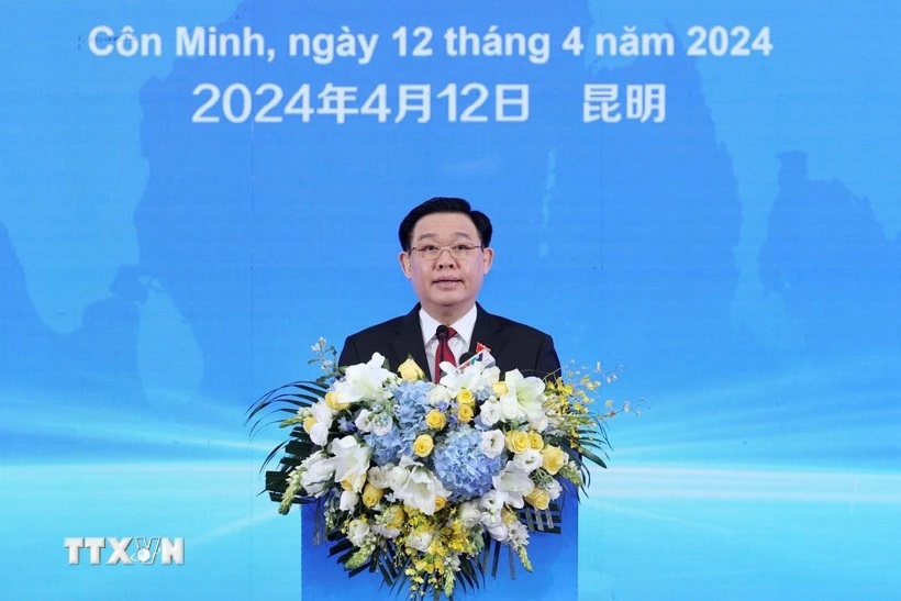 Chủ tịch Quốc hội Vương Đình Huệ phát biểu tại Diễn đàn chính sách, pháp luật thúc đẩy hợp tác đầu tư thương mại Việt Nam-Trung Quốc. Ảnh: TTXVN