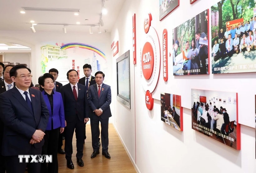 Chủ tịch Quốc hội Vương Đình Huệ thăm Trung tâm Lập pháp Hồng Kiều. Ảnh: TTXVN