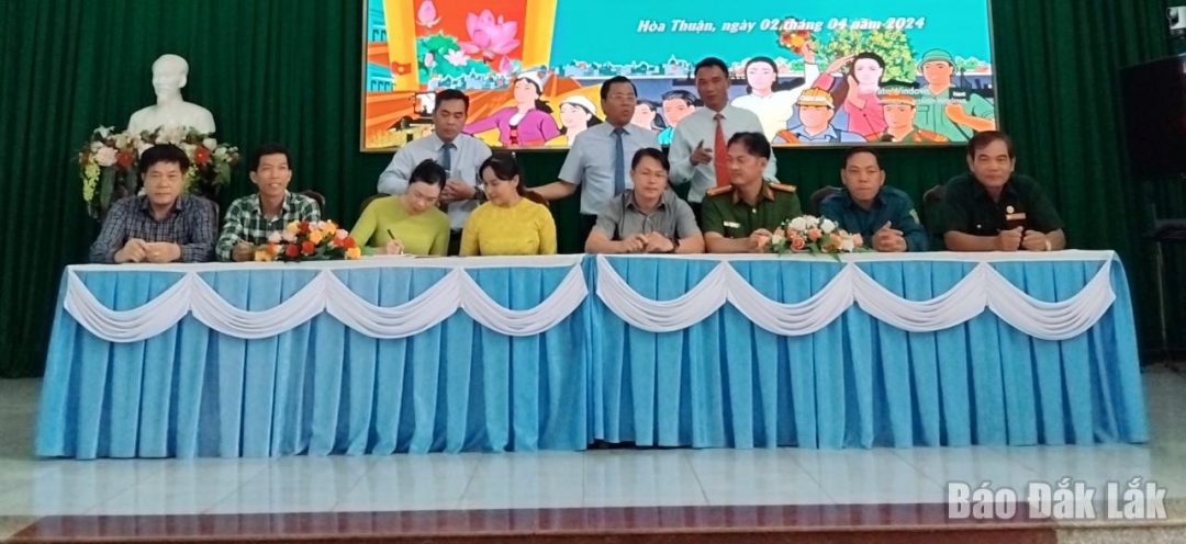 Ký kết giao ước của các ban ngành xã Hòa Thuận 