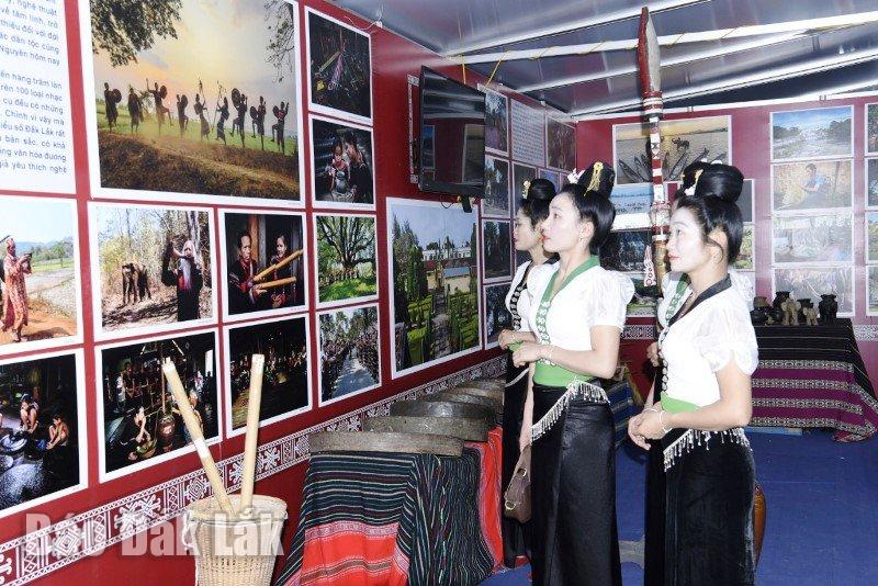 Du khách tìm hiểu văn hóa của các dân tộc thiểu số sinh sống tại Đắk Lắk qua ảnh, hiện vật.