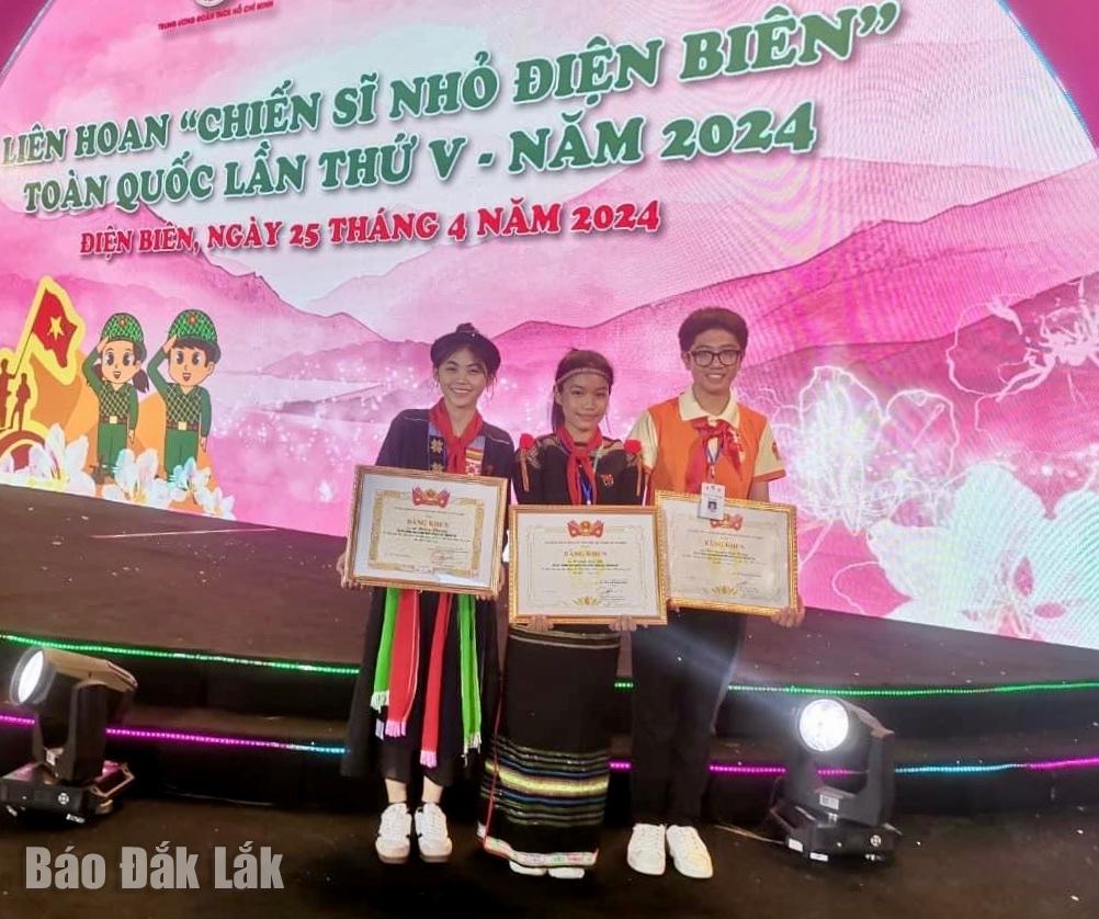 
Em Lê Hoàng Phương; em H Linh Đan Niê và em Thái Nguyễn Huy Hoàng (từ trái sang) tại Liên hoan “Chiến sĩ nhỏ Điện Biên” toàn quốc lần thứ V, năm 2024 (ảnh Tỉnh Đoàn cung cấp)